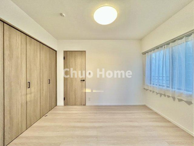 【寝室】 | 北上野スクエア | 【寝室】心と体をゆったりと安らげる主寝室。寝室のゆとりが大きい分だけ、暮らしの安らぎは深まります。一日の疲れを癒すだけでなく、ご夫婦の親密な語らいを紡ぎ出します