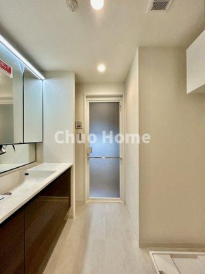 【脱衣所】 | 北上野スクエア | 【洗面所】明るい洗面所は朝をすっきりさせてくれる空間です。バタバタしている忙しい朝でも収納が多い洗面台では短い時間で効率良く支度ができます。