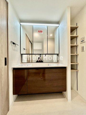 【独立洗面台】 | 北上野スクエア | 【洗面化粧台】洗面化粧台には三面鏡を採用。身だしなみを整えやすい事はもちろんですが、鏡の後ろに収納スペースを設ける事により、散らかりやすい洗面スペースをすっきりさせる事が出来るのも嬉しいですね