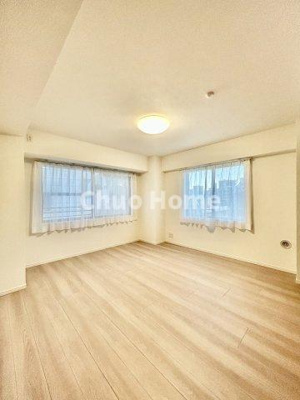 【洋室】 | 北上野スクエア | 【洋室】快適に過ごす条件は、一人ひとり違います。だからこそ飾り過ぎないシンプルな内装と偏り過ぎないデザインで統一しております。居住していく中でオーナー様だけの【マイホーム】に創り上げて下さい