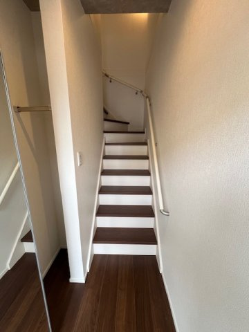VAUSの内装|階段横にちょっとした収納スペースが便利です♪