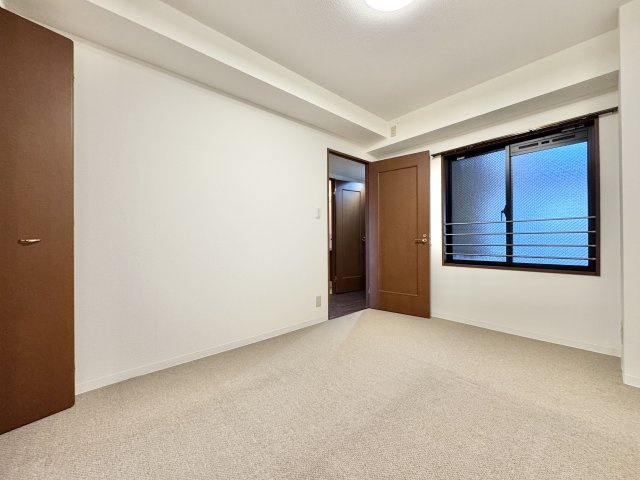 ナイスステージ葵東の洋室|各居室にはゆとりのある収納が付いています！　