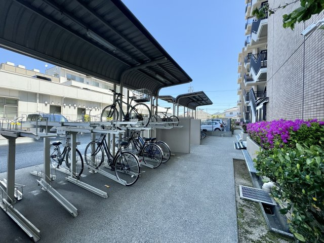 ナイスステージ葵東の駐輪場|自転車置場も広々としてますね♪　