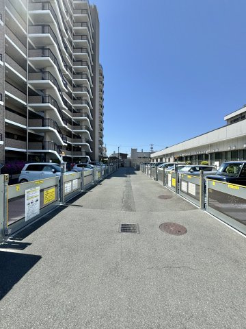 ナイスステージ葵東の駐車場|個別の機械式駐車場になっております。