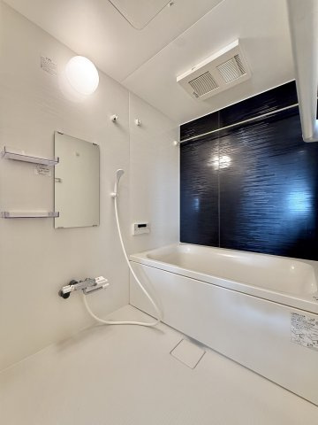 ナイスステージ葵東の浴室|落ち着いた色味アクセントパネルがオシャレな浴室。　