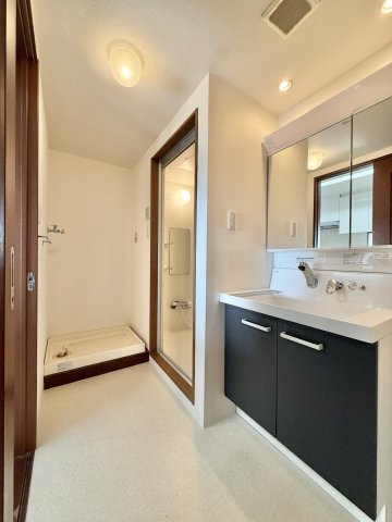 ナイスステージ葵東の洗面所|3面鏡付きの洗面台は、洗剤等の大きなものからメイク用品等の細々したものまでスッキリと収納していただけます！　