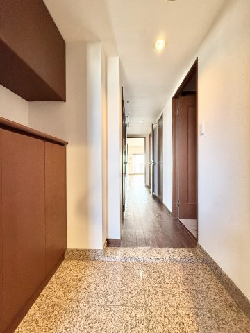 ナイスステージ葵東の玄関|一歩中に入ると広がる広々とした玄関！　