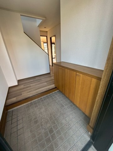只上町貸戸建ての玄関