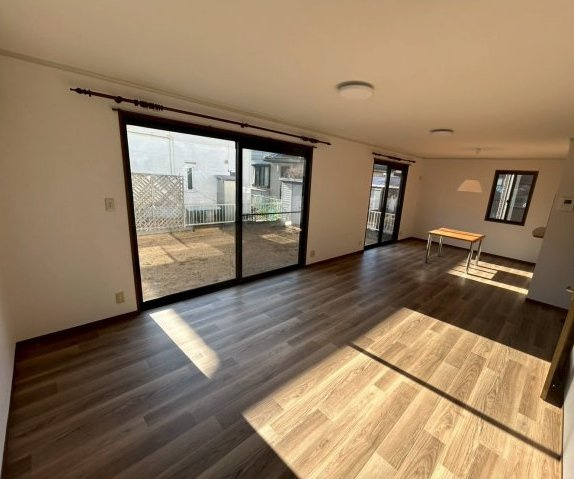 只上町貸戸建ての居間・リビング