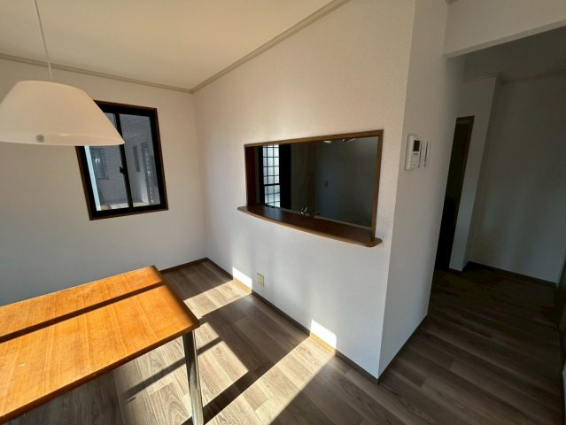 只上町貸戸建ての居間・リビング