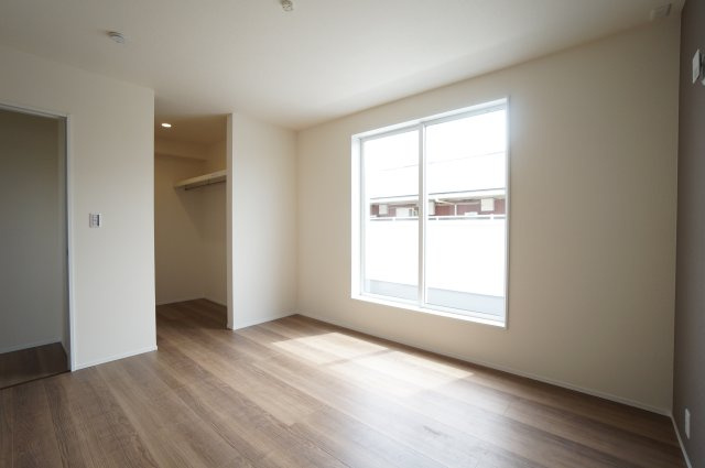 リーブルガーデン常滑市港町　1号棟の洋室|明るい光がさしこむ居室！！収納豊富！！