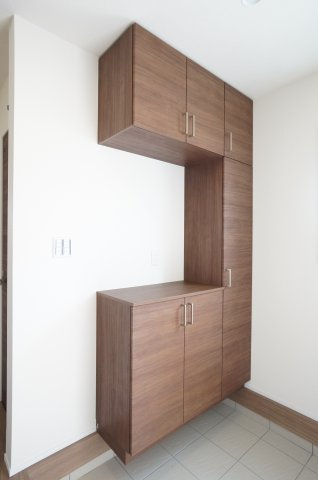 リーブルガーデン常滑市港町　1号棟の玄関|玄関に家族分のシューズボックスあり