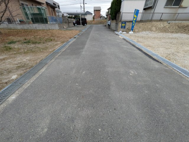 リーブルガーデン常滑市港町　1号棟の前面道路含む現地写真|●○前面道路○●