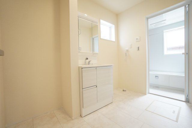 リーブルガーデン常滑市港町　1号棟の独立洗面台|暮らしを快適に変える、シャワー付き洗面化粧台