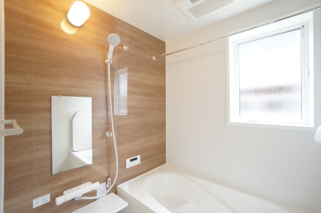 リーブルガーデン常滑市港町　1号棟の浴室|雨の日のお洗濯に大活躍な浴室乾燥機付！広々浴室1坪タイプ！