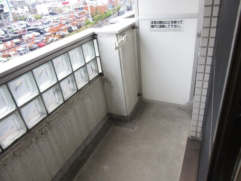 ジュネス市川のバルコニー