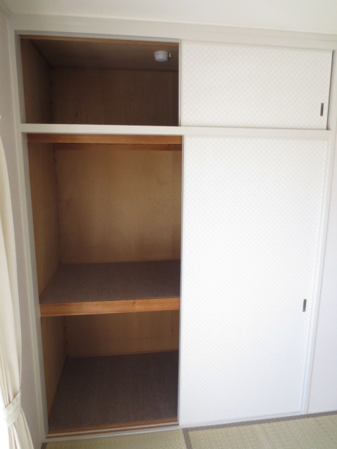 メゾンドール東条の収納|押入れ　天袋付き