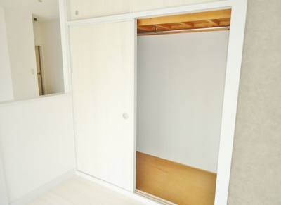 【収納】 | ハイグレードタウン多治米Ａ | ＬＤＫ16帖のクローゼット　※左右反転・イメージ