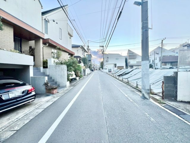 目黒区東が丘2丁目　中古戸建の前面道路含む現地写真|現地ご見学希望・資料請求などお気軽にお問い合わせ下さい！
03-5990-5201