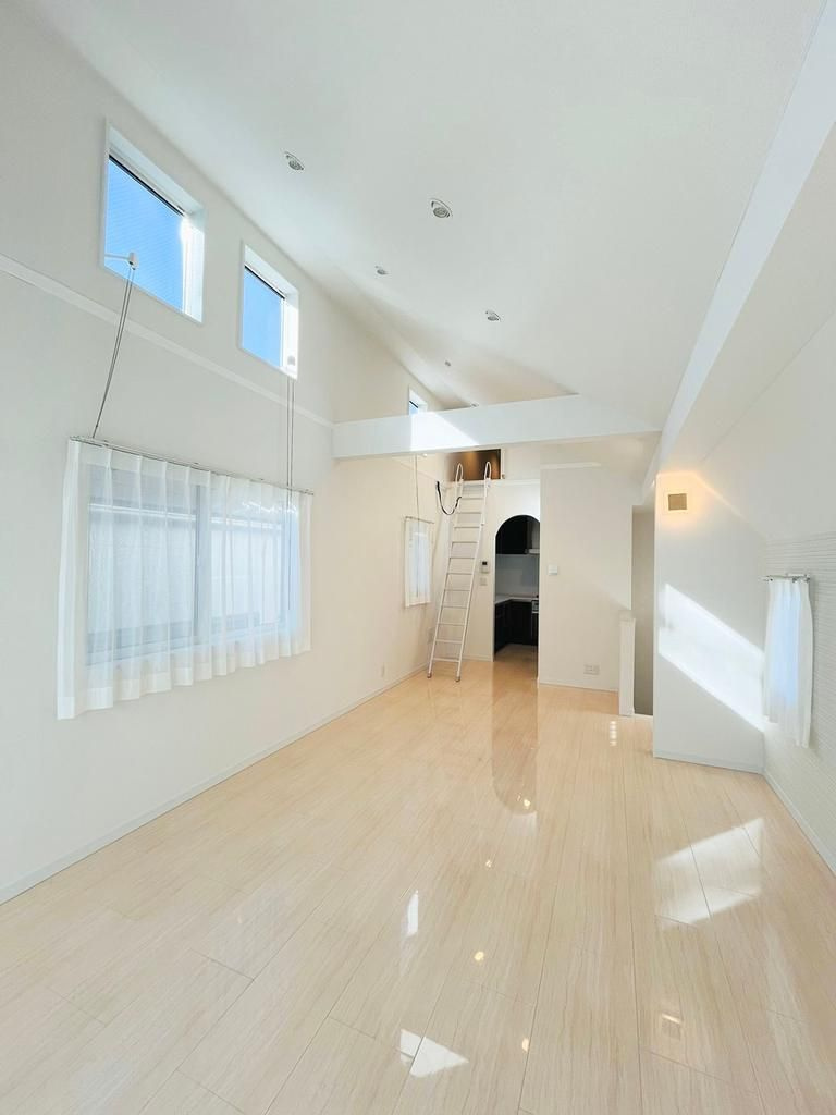 目黒区東が丘2丁目　中古戸建の居間・リビング|リビング吹抜けは、広さや高さを十分に確保。吹抜けから陽光を取り込むことで、開放感に満ちた空間に。

現地ご見学希望・資料請求などお気軽にお問い合わせ下さい！
03-5990-5201