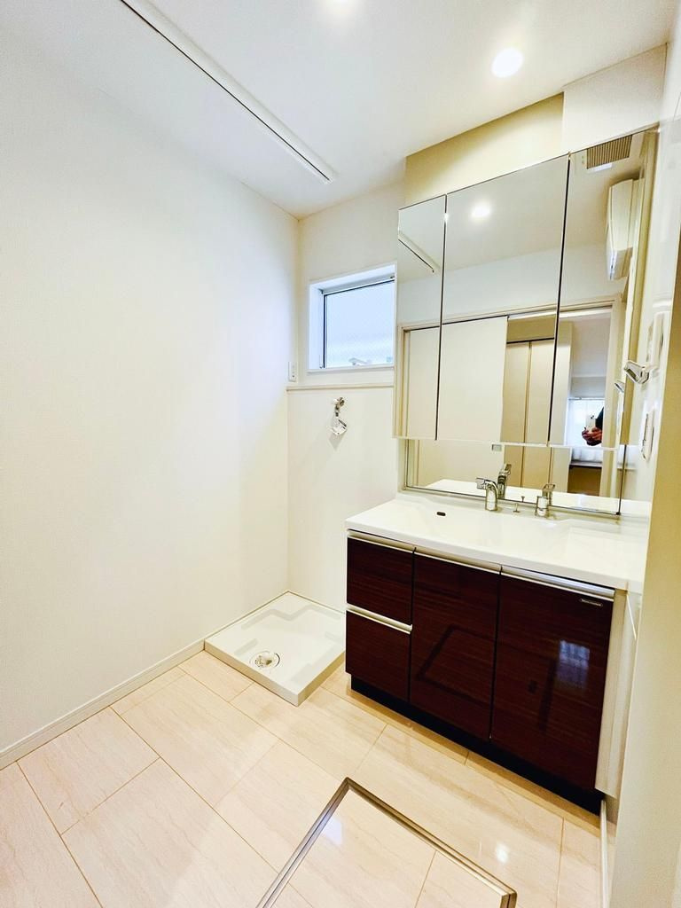 目黒区東が丘2丁目　中古戸建の独立洗面台|三面鏡の裏には収納が付いているため、スムーズに身支度が完了します！

現地ご見学希望・資料請求などお気軽にお問い合わせ下さい！
03-5990-5201