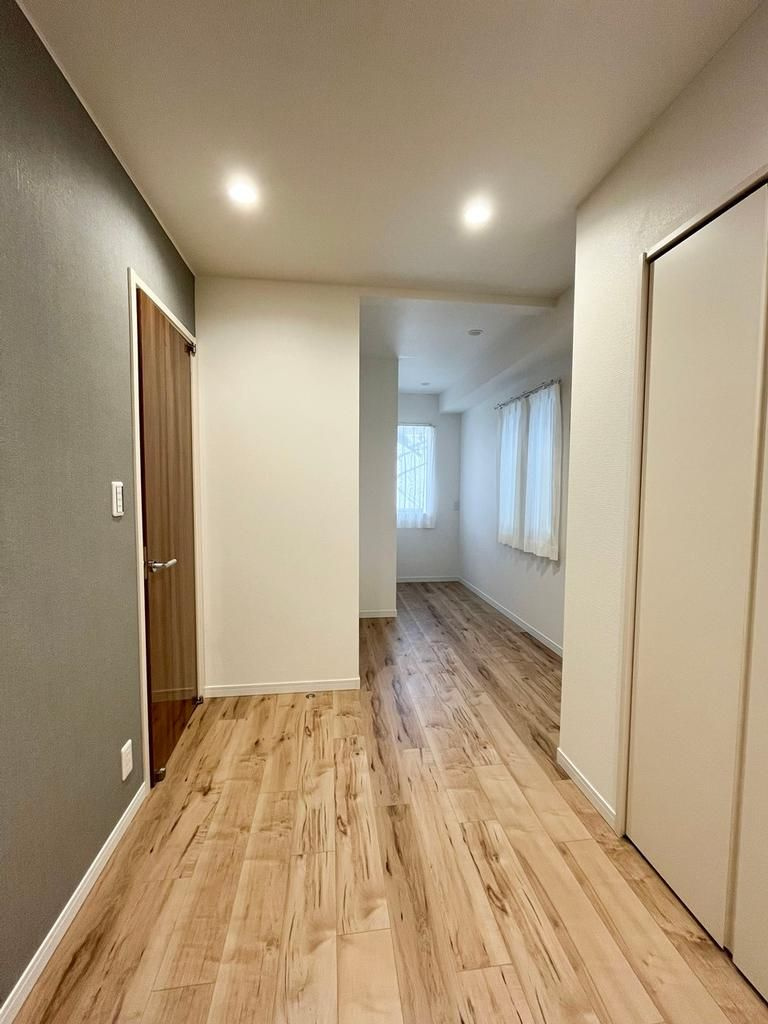 目黒区東が丘2丁目　中古戸建の洋室|木目調で落ち着いた雰囲気の内装は、どんなインテリアにも合わせやすいデザイン。

現地ご見学希望・資料請求などお気軽にお問い合わせ下さい！
03-5990-5201