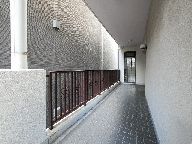 大阪市淀川区十三元今里３丁目の賃貸マンションのエントランス