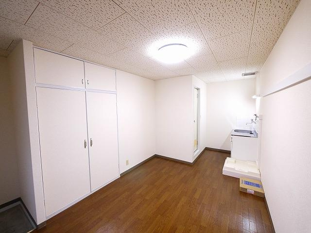 ホワイトヒルの居間・リビング|こちらの居間で趣味の時間をお楽しみください