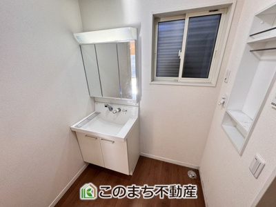 【洗面所】 | 宇都宮市宝木町2丁目戸建 | シャンプードレッサーで朝の身支度♪伸びるホースでお掃除も簡単清潔です！