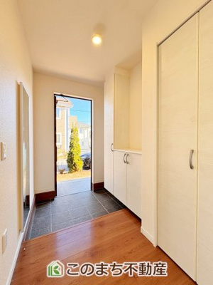 【玄関】 | 宇都宮市宝木町2丁目戸建 | 広々とした玄関スペース♪たくさんの靴を収納できる下駄箱もございます。