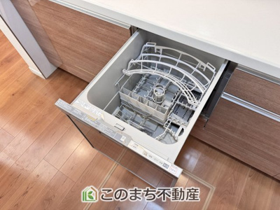 【キッチン】 | 宇都宮市宝木町2丁目戸建 | あったらいいなの代表的な設備である食洗機。ビルトイン型なので、おさまりもよく、使い勝手も良好です。料理をするのは好きだけど、後片付けは苦手な方に重宝します。洗う手間がないので、時間を有効に使えますね。