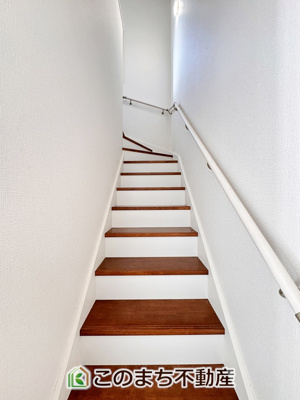 【内装】 | 宇都宮市宝木町2丁目戸建 | 手すり付きで小さなお子様にも安心の階段スペースです☆