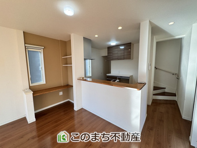 【居間・リビング】 | 宇都宮市宝木町2丁目戸建 | 飾り棚のあるおしゃれなリビング空間です。