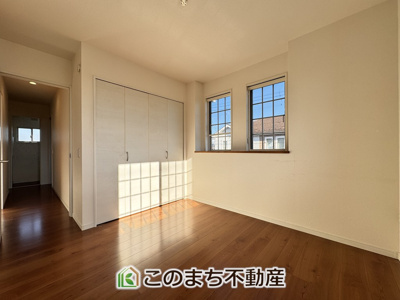 【洋室】 | 宇都宮市宝木町2丁目戸建 | 日当たりが良く明るい洋室です。クローゼット付きで家具の配置がしやすく居心地の良いプライベート空間を演出します。