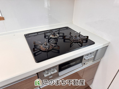 【キッチン】 | 宇都宮市宝木町2丁目戸建 | 三ツ口コンロ採用で、同時調理もスムーズ◎！お料理を並べられるカウンター付きで、配膳・片付けをサポート！リビングで過ごすご家族とコミュニケーションを楽しみながら作業可能です♪