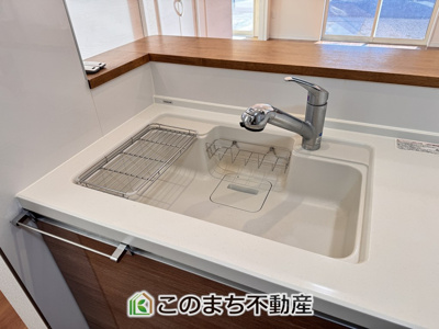 【キッチン】 | 宇都宮市宝木町2丁目戸建 | ビルトイン型浄水器を内蔵したキッチン水栓。お米を研いだり、野菜を洗ったりするときなど用途に応じてワンタッチで浄水に切り替えが可能です。カートリッジ式なので、フィルターを簡単に交換する事が出来ます。