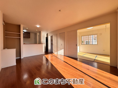 【居間・リビング】 | 宇都宮市宝木町2丁目戸建 | 開放感のある広々としたリビング☆家族みんなでゆったりくつろげます♪
南側から暖かな日差しが差し込みます♪キッチンからリビングの様子がよく見渡せます☆