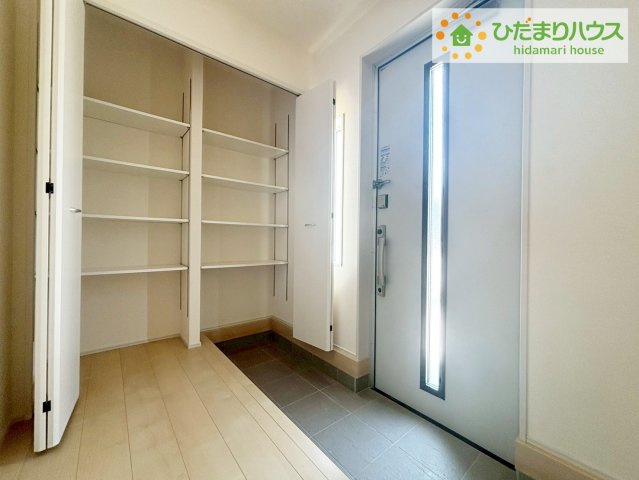 いわき市小名浜燈籠原第1　新築戸建　8号棟の玄関|丁度良い靴箱のサイズ♪これだけあれば家族全員の靴がしまえてスッキリ(^O^)