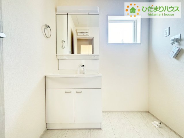 いわき市小名浜燈籠原第1　新築戸建　8号棟の独立洗面台|大きな三面鏡の独立洗面。鏡の後ろは収納となっているのでスッキリと整理できます！