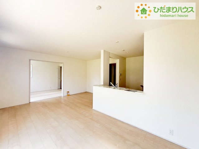 いわき市小名浜燈籠原第1　新築戸建　8号棟の居間・リビング|南向きのリビングではぽかぽかの日差しが感じられます☆彡