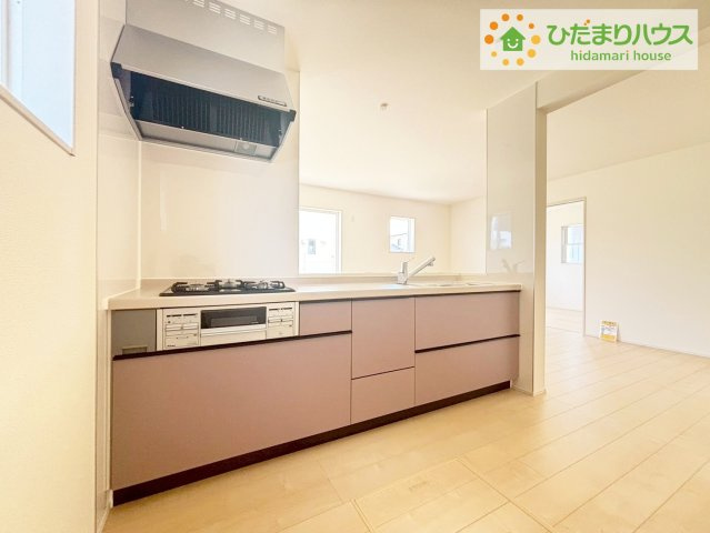 いわき市小名浜燈籠原第1　新築戸建　8号棟のキッチン|コンロは嬉しい3口コンロ！シンクはつなぎ目なしでお掃除も簡単です♪