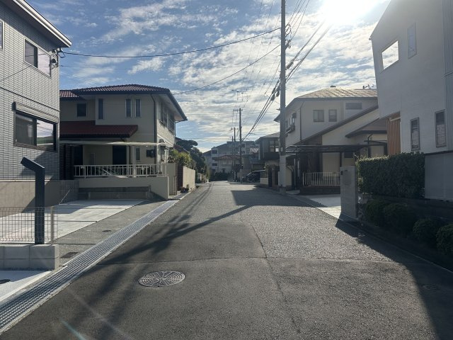 神戸市西区春日台２丁目新築戸建の前面道路含む現地写真