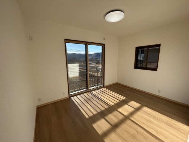 小諸市甲　中古住宅の洋室|2F南西洋室。フローリング張替え、建具交換、クロス張替えを行いました。2Fから見える田園風景が魅力のお部屋です。