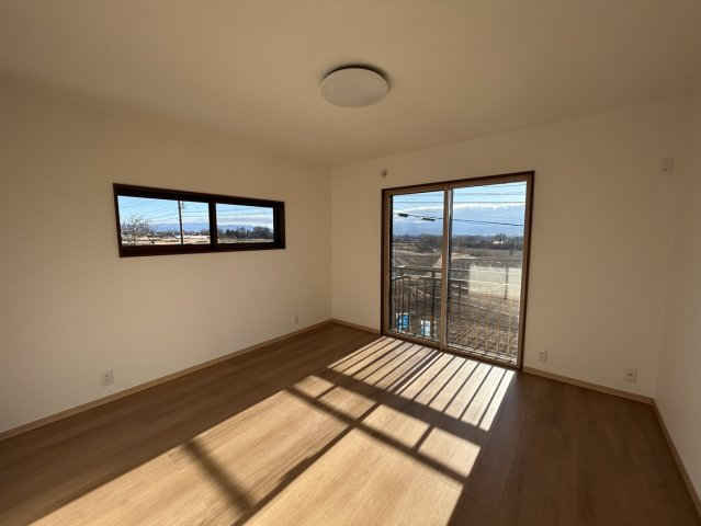 小諸市甲　中古住宅の洋室|2F南東洋室。南側の田園風景は365日異なります。掃き出し窓から見える景色と、小さな窓から絵画のように見える景色がそれぞれ魅力的です。