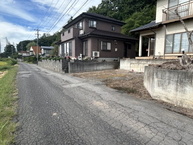 小諸市甲　中古住宅の前面道路含む現地写真