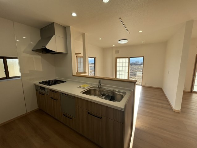 小諸市甲　中古住宅のキッチン|キッチンからLDKを見たアングルです。料理をしながらご家族の様子やTVを見やすように対面キッチンにして食洗器も取り付け済みです。窓の向こうには一面田園風景が拡がる眺望です。