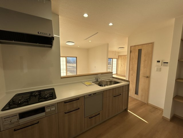 小諸市甲　中古住宅のキッチン|キッチンからLDKを見たアングルです。料理をしながらご家族の様子やTVを見やすように対面キッチンにして食洗器も取り付け済みです。窓の向こうには一面田園風景が拡がる眺望です。
