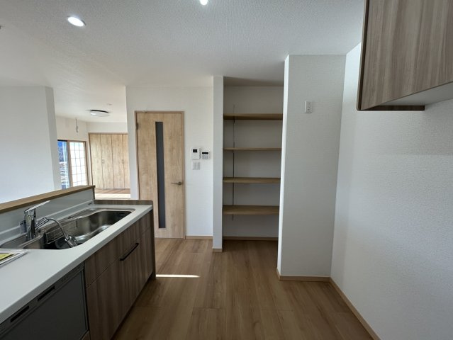 小諸市甲　中古住宅のキッチン|食洗器付、対面キッチンです。キッチン横にはミニパントリーを造作しております。