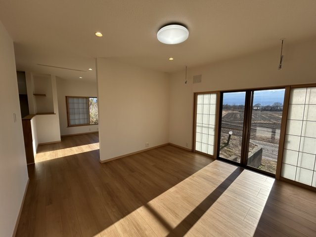 小諸市甲　中古住宅の居間・リビング|LDKは約22帖です。TVスペースの壁を設けつつ、西側と空間を一体的にするために約1.5間（1365mm）の開口を設けてスムーズな動線を作りました。