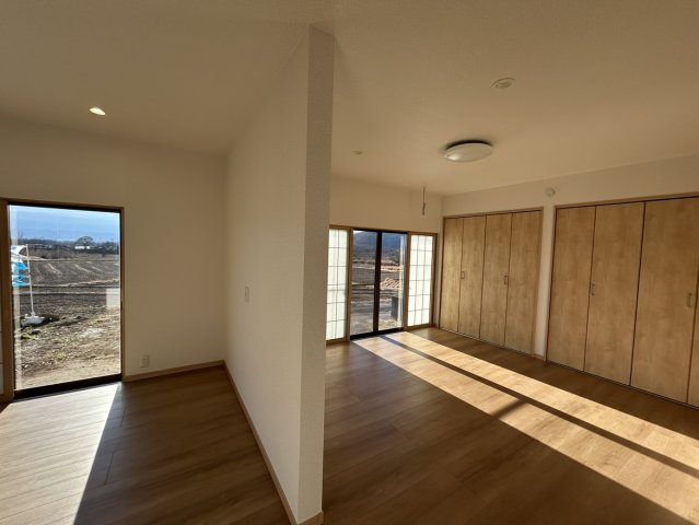 小諸市甲　中古住宅の居間・リビング|LDKは約22帖です。TVスペースの壁を設けつつ、西側と空間を一体的にするために約1.5間（1365mm）の開口を設けてスムーズな動線を作りました。